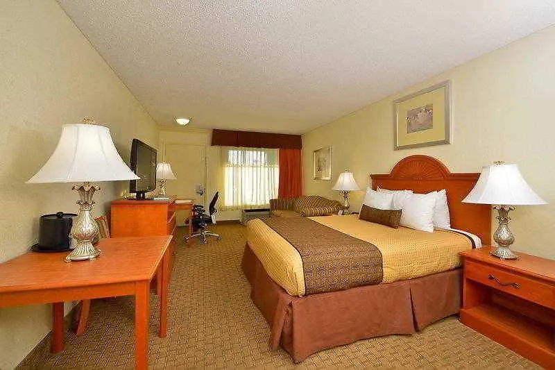 Best Western Plus Holiday Sands Inn & Suites Norfolk